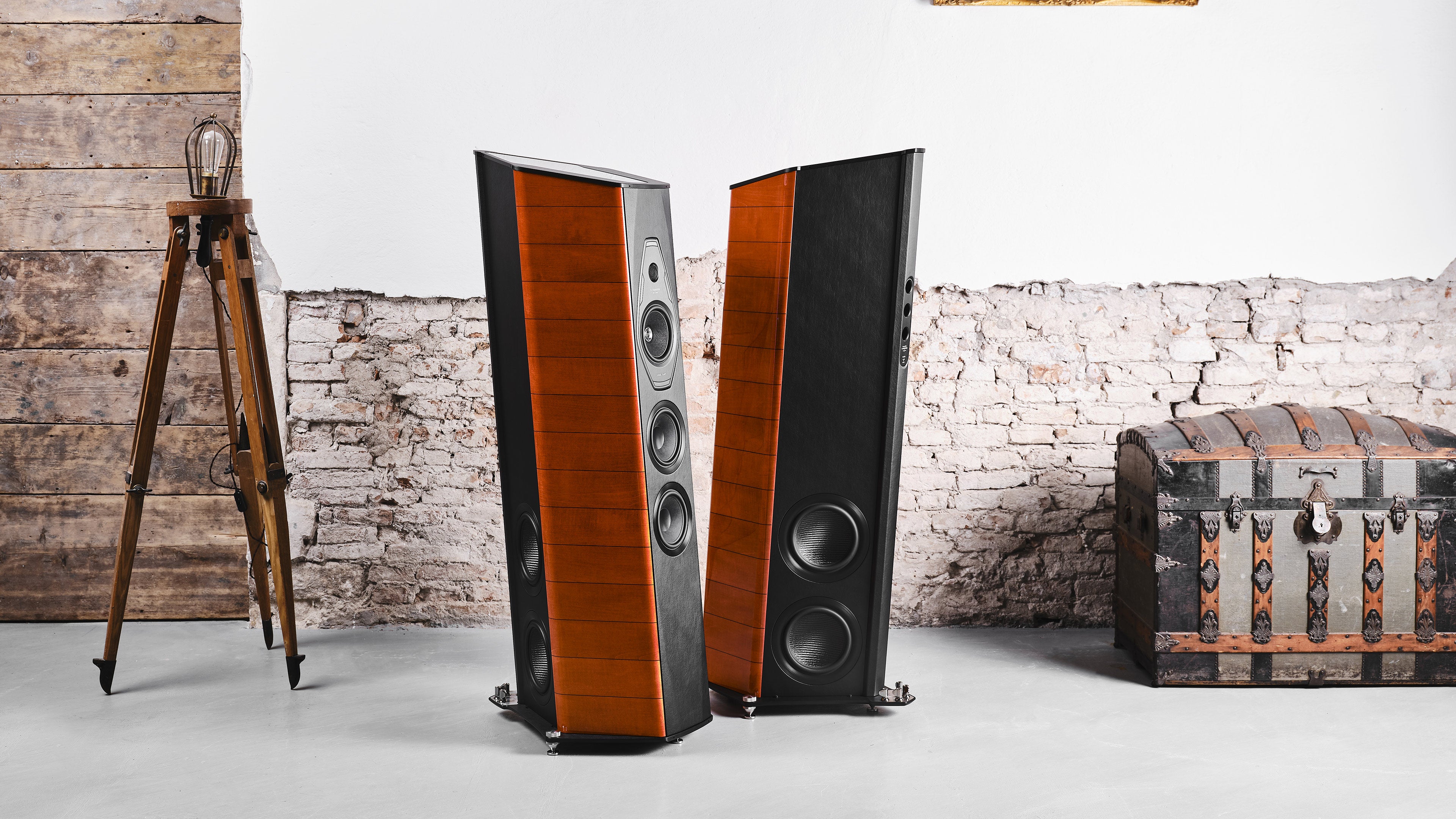 Pair of Sonus faber Il Cremonese Ex3me floorstanding speakers in Red Violin high gloss wood and black leather finishes.
